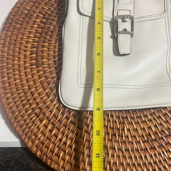 Vintage Y2K Off White Leather Crossbody Bag
Detachable Strap - Picture 2 of 9